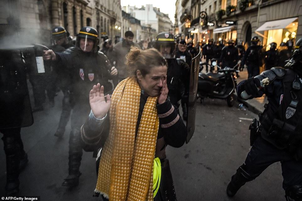 زن فرانسوی که مقابل گلوله پلیس سینه سپر کرد