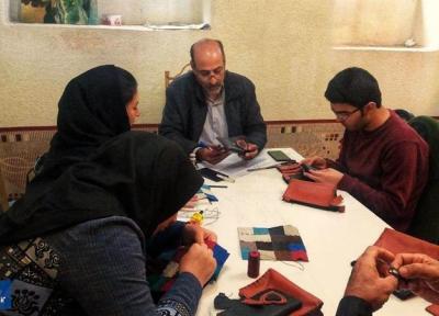 برگزاری دوره آموزشی محصولات دست دوز چرمی برای نابینایان و کم بینایان در تبریز
