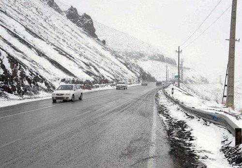 برف و باران در جاده چالوس، هراز و فیروزکوه ، احتمال وقوع بهمن و کولاک ؛ مسافران قبل از تردد با این شماره تماس بگیرند