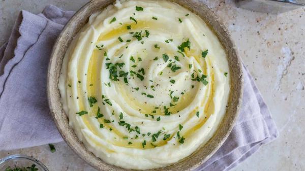 طرز تهیه پوره سیب زمینی رستورانی با بافت نرم، خامه ای و یکدست